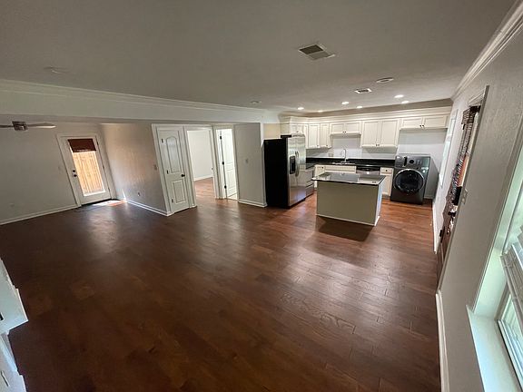 3rd image of 114 Orleans Oak Ln