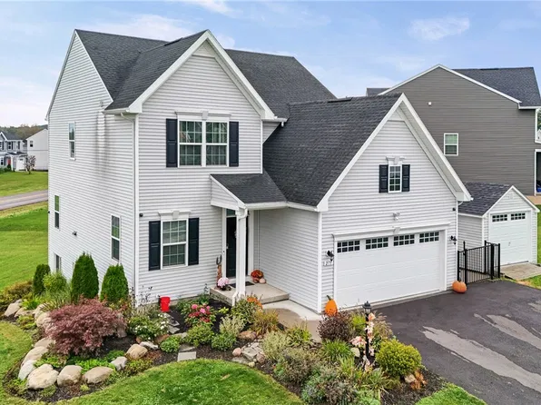 275 Longleaf Ln, Macedon, NY 14502