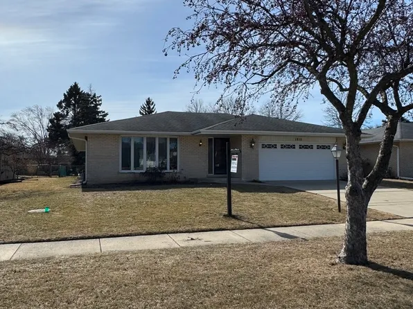 1815 E Seminole Ln, Mount Prospect, IL 60056