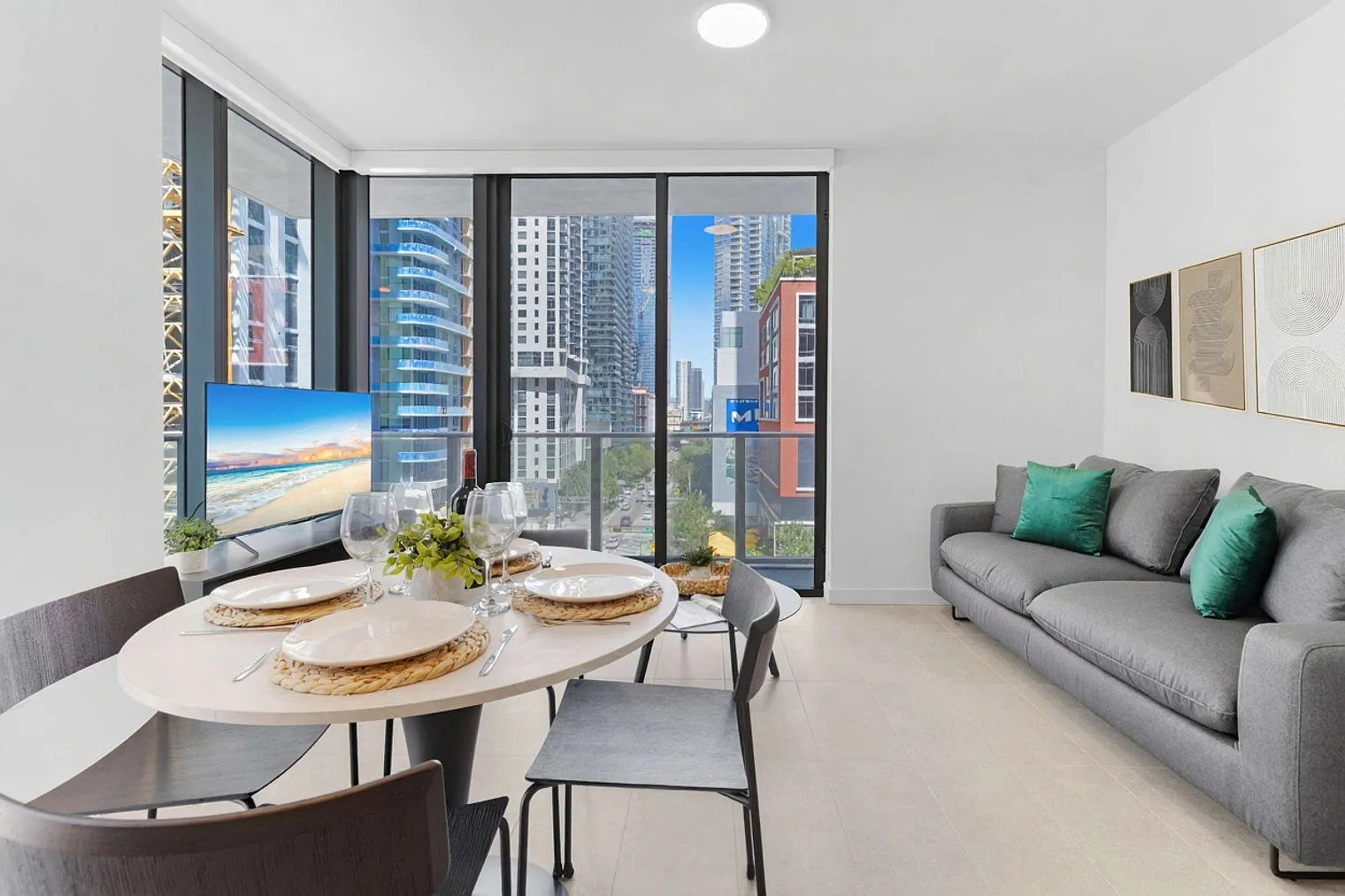 1 bed, 1.0 bath, 602 sqft, $3,597 — Photo 2