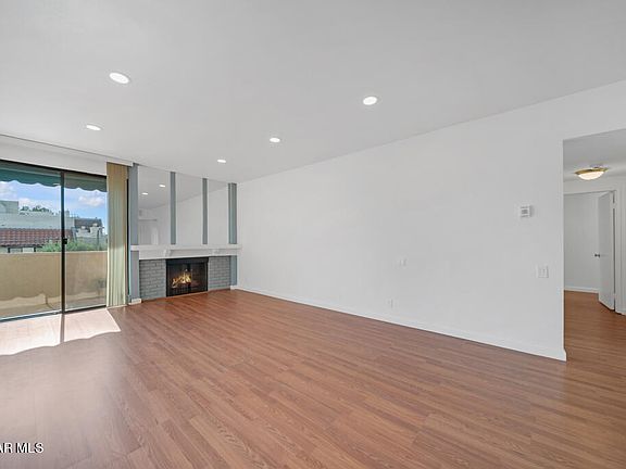 5th image of 5310 Zelzah Ave Unit 207