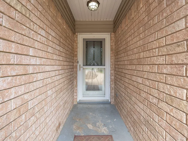 501 Calhoun Dr — Photo 2