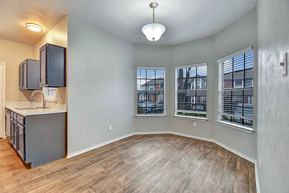 1303 Main — Photo 4