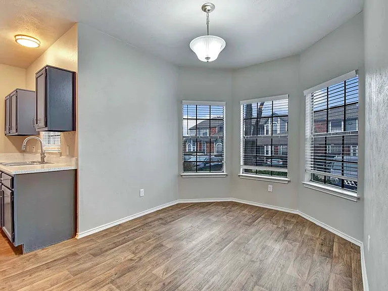 1303 Main — Photo 4