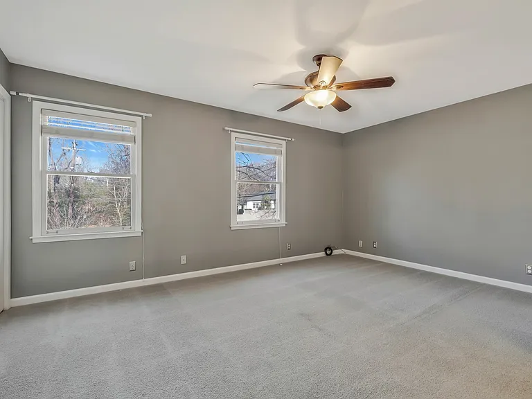 1005 Glendale Ln — Photo 24