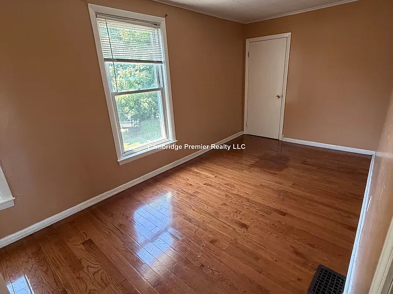85R Glen St — Photo 9
