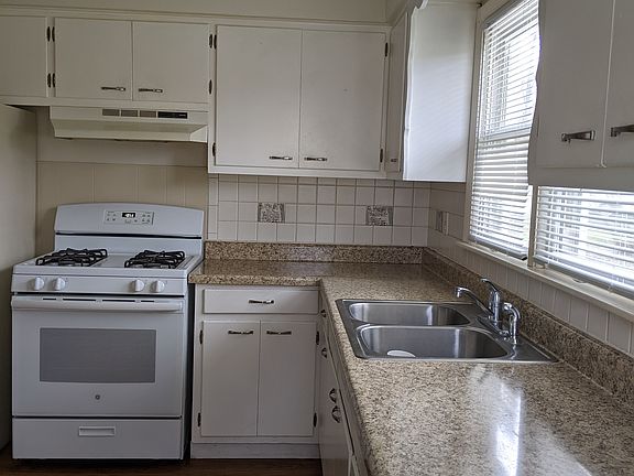 3rd image of 3005 Sewell St