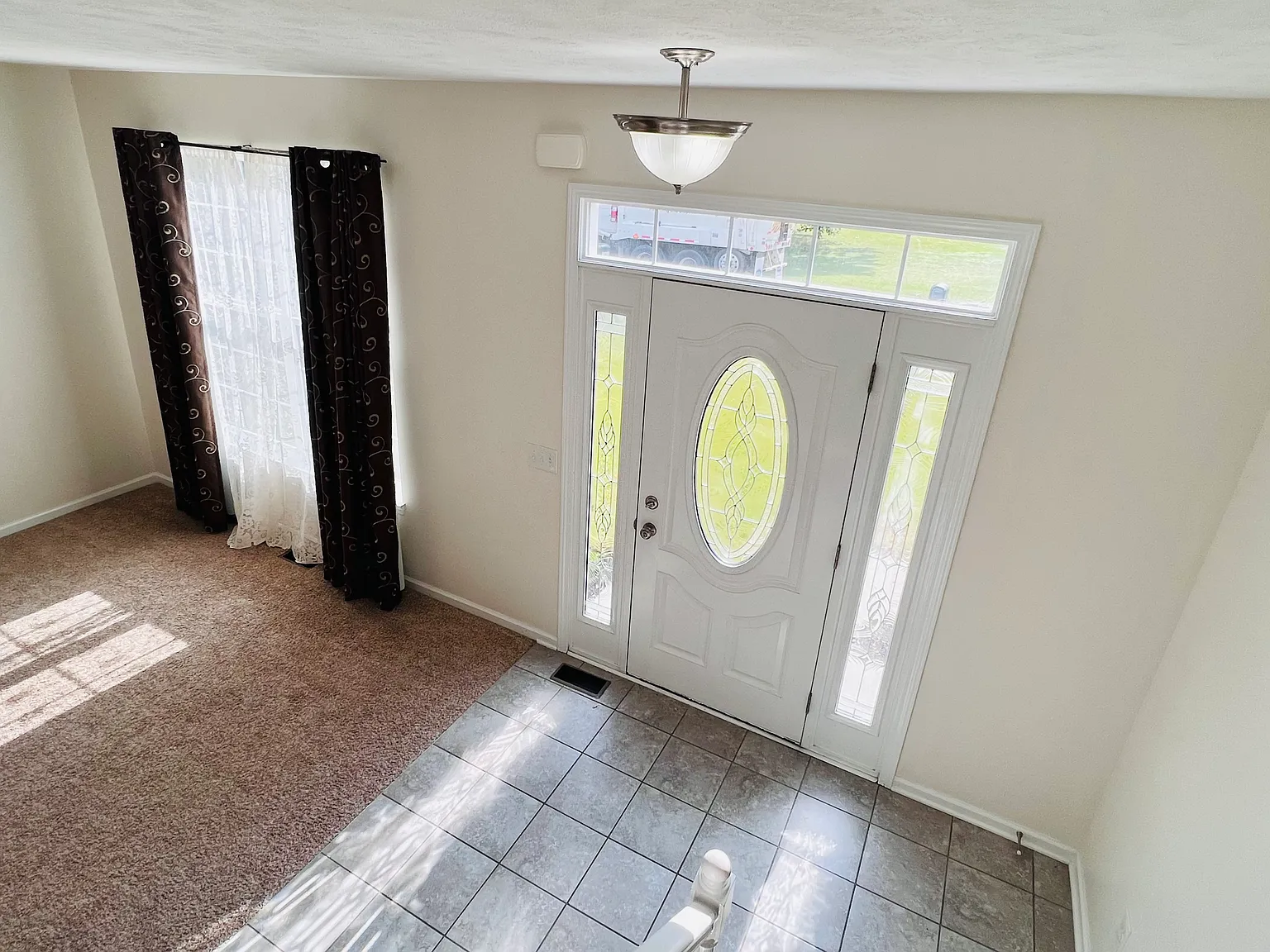 4 bed, 2.5 bath, 2980 sqft, $3,000 — Photo 2