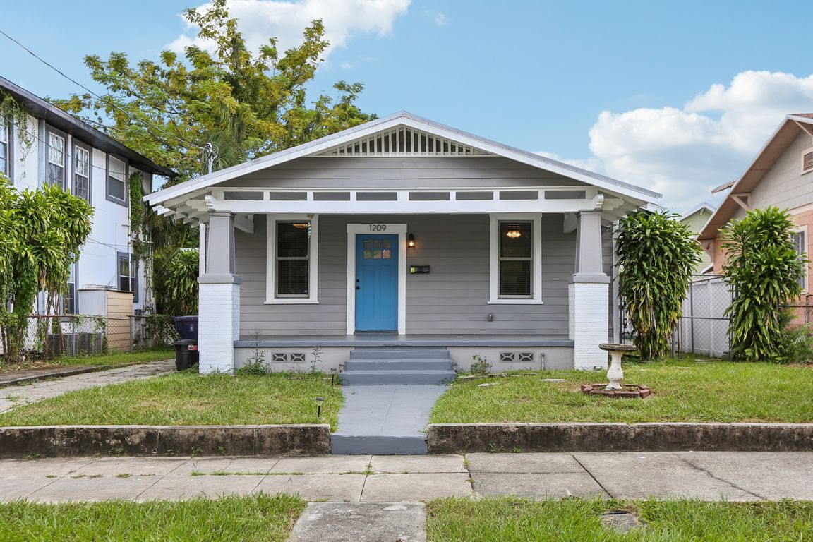 E 17th Ave-S2509-001.jpg