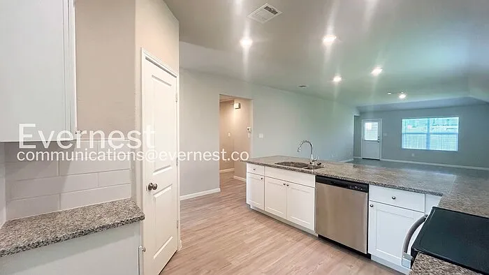 3 bed, 2.0 bath, 1645 sqft, $1,745 — Photo 3