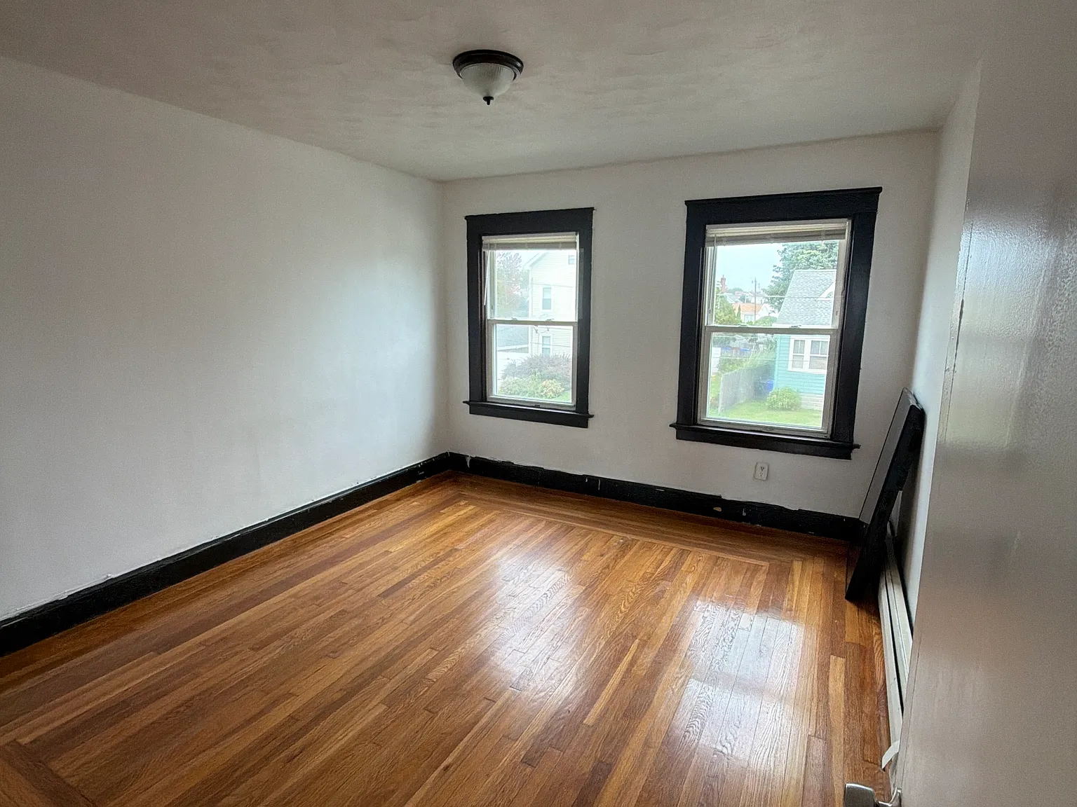 3 bed, 1200 sqft, $2,000 — Photo 2