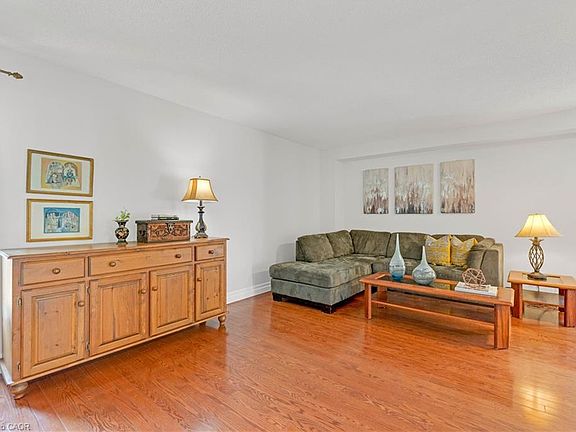 5th image of 1471 Pickwick Dr