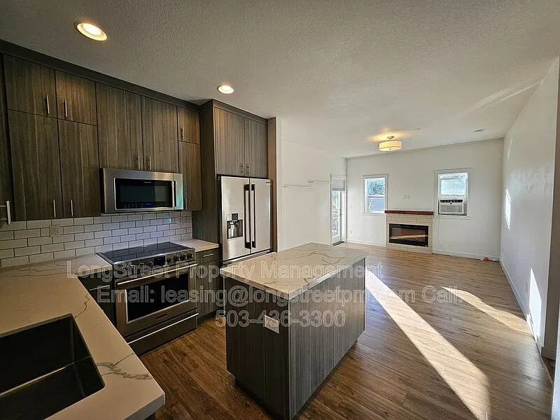 2 bed, 2.0 bath, 770 sqft, $1,995 — Photo 3
