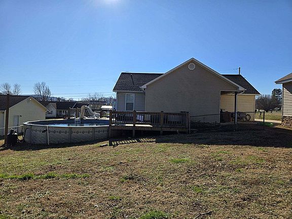 3rd image of 215 Fiddlers Dr