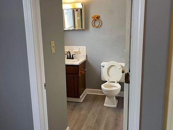5th image of 246 Elmwood Dr #1