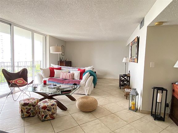 4th image of 18181 NE 31st Ct APT 1110