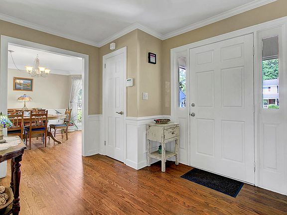 3rd image of 118 Blake Dr