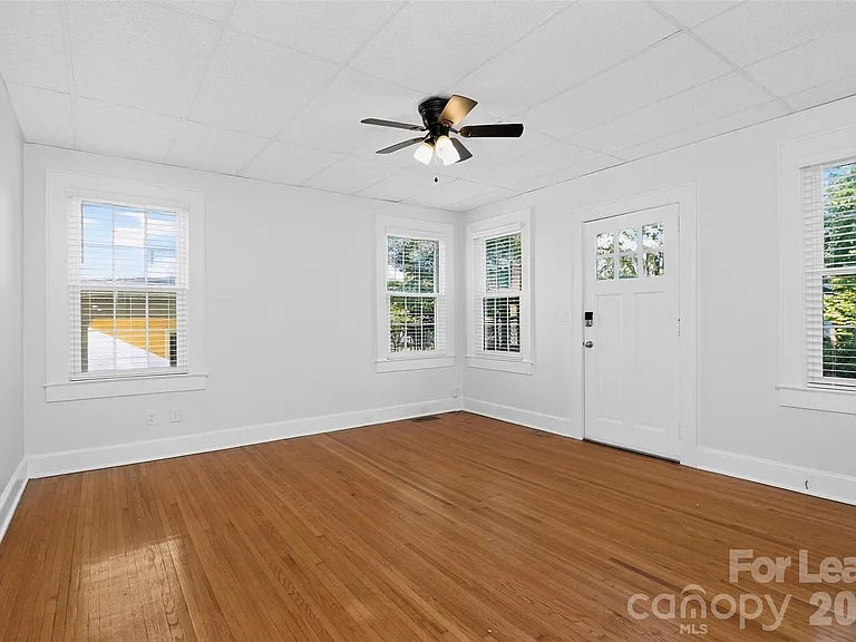 912 S York St — Photo 4