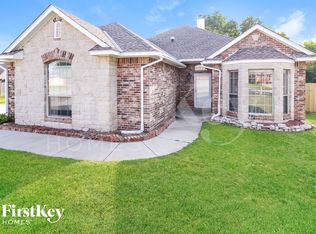 4200 Mackenzie Dr, Moore, OK 73160