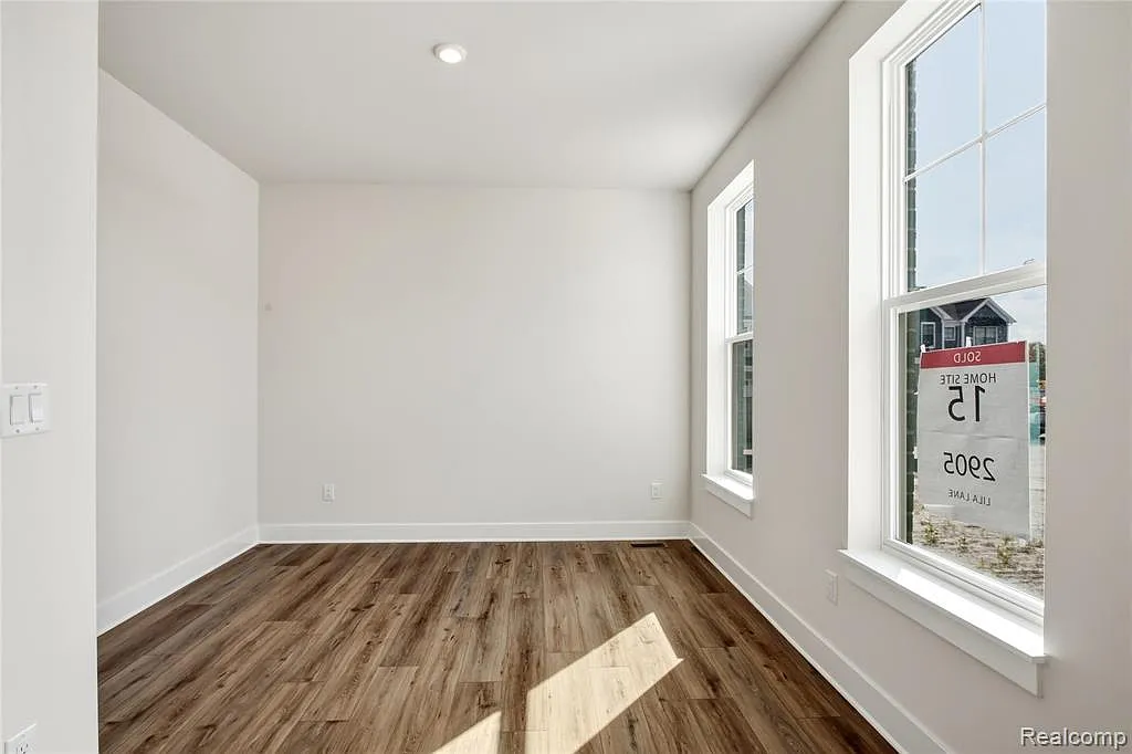 4 bed, 2.5 bath, 2700 sqft, $4,500 — Photo 2