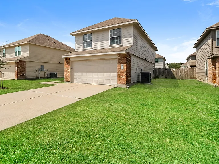 1004 Marquis Dr — Photo 3