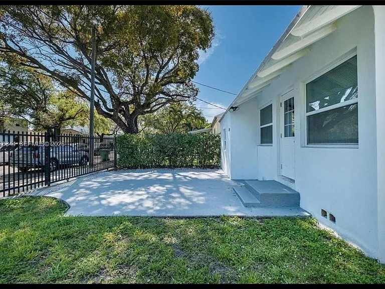 529 NW 42nd St — Photo 17
