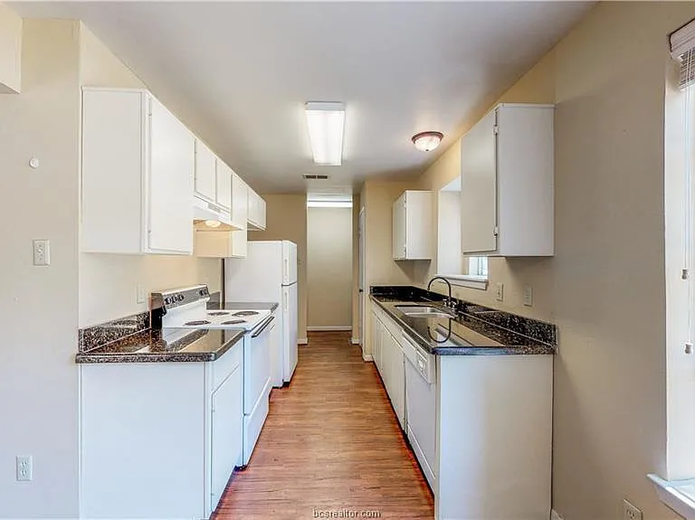 701 Balcones Dr #39 — Photo 2