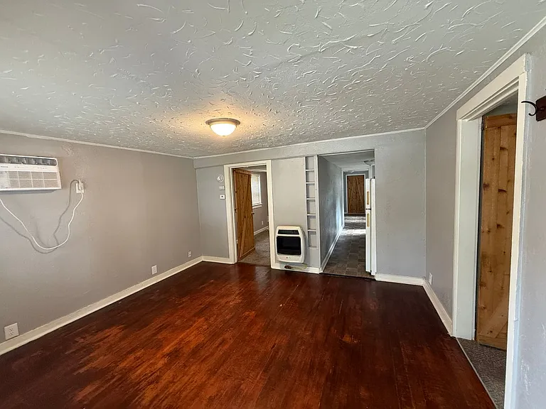 805 Rhodes Ave — Photo 5