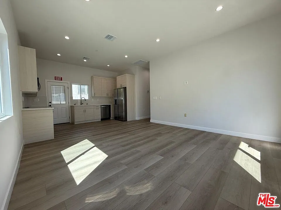 2 bed, 2.0 bath, 850 sqft, $3,500 — Photo 2
