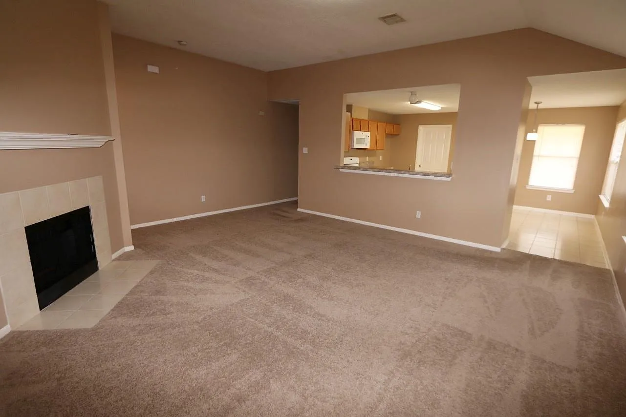 3 bed, 2.0 bath, 1495 sqft, $1,725 — Photo 2