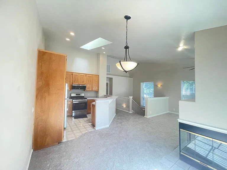 2 Bedroom, 2 Bathroom Townhouse with Attached Garage and Washer/Dryer Hookups! — Photo 16