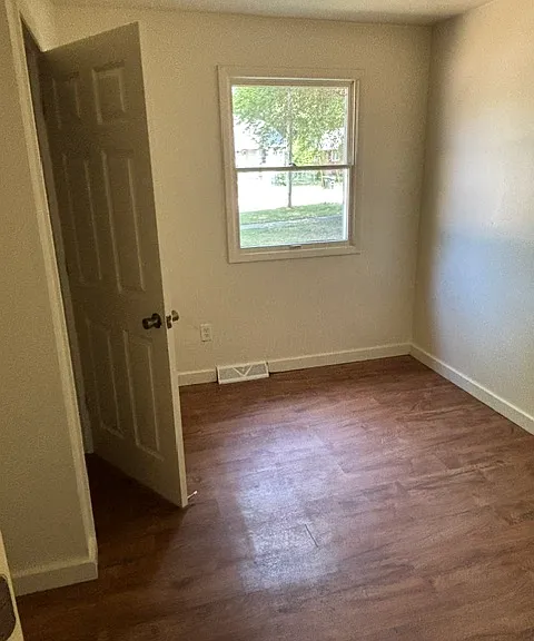 633 Jackson Ave — Photo 7