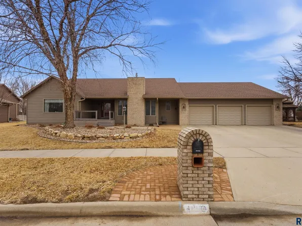412 E Meadowlark Cir, Brandon, SD 57005