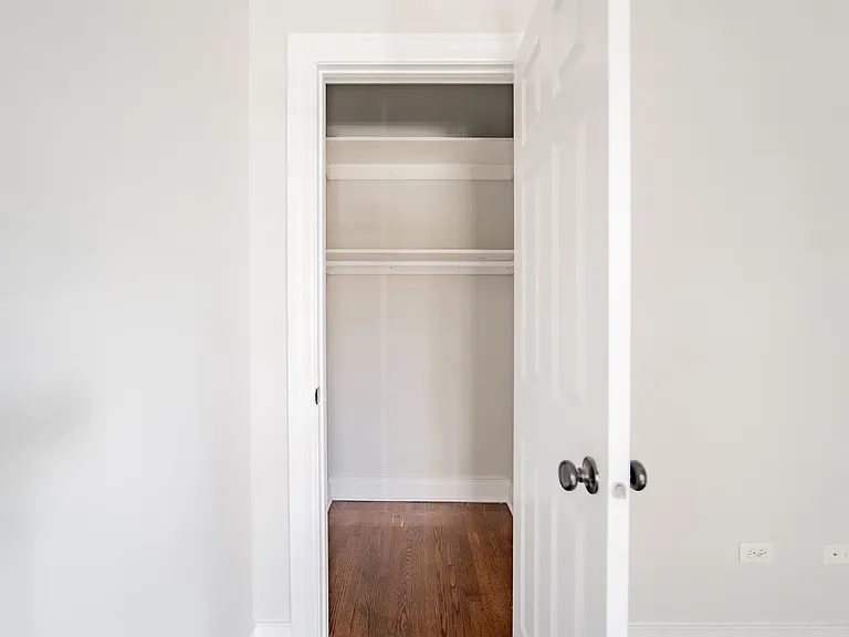 933 W Newport — Photo 15