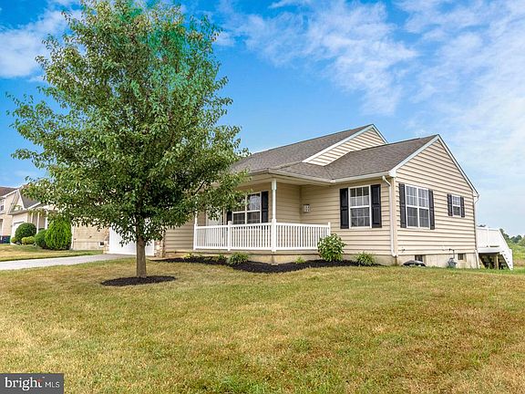 3rd image of 828 Woodline Dr