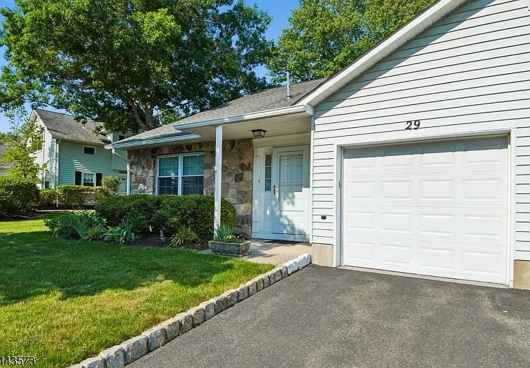 29 Coachlight Dr — Photo 2