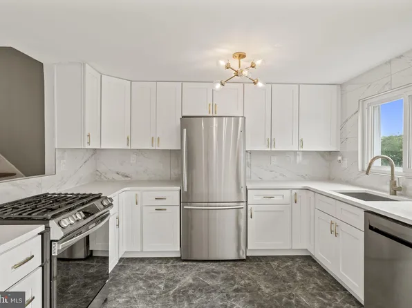 6917 Lindbergh Blvd, Philadelphia, PA 19142