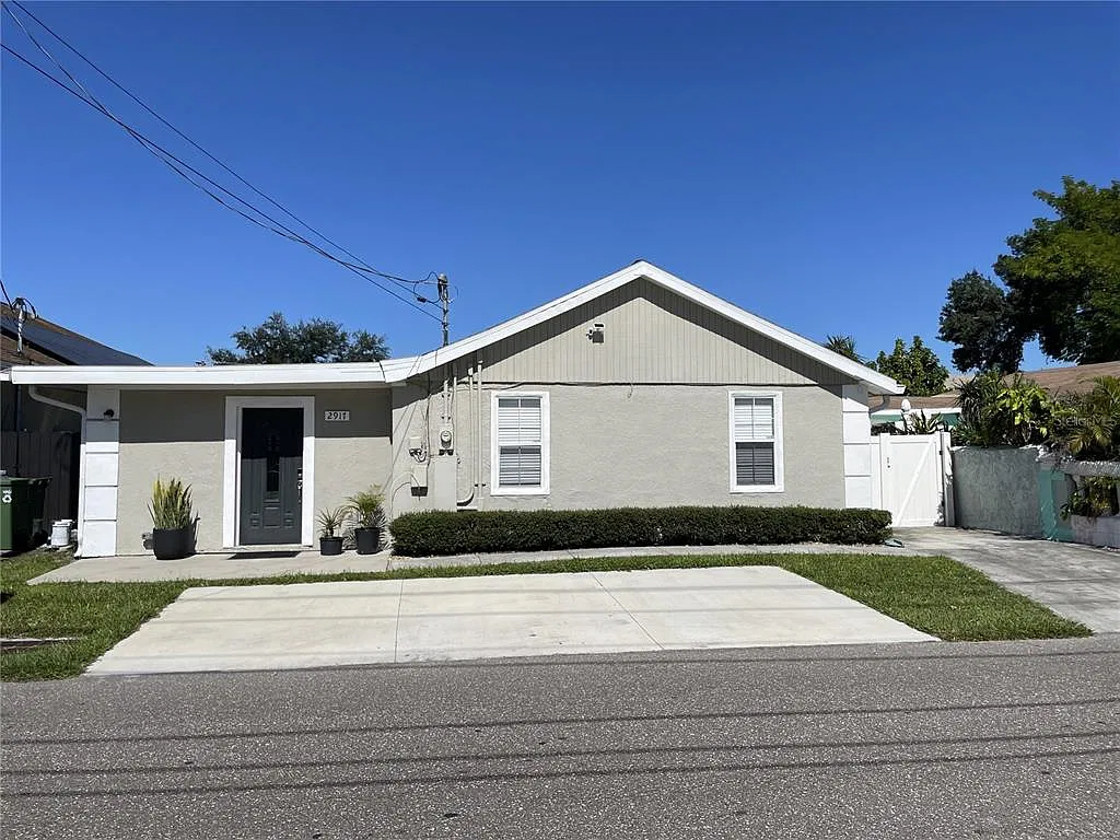 3 bed, 2.0 bath, 1310 sqft, $2,430 — Photo 1