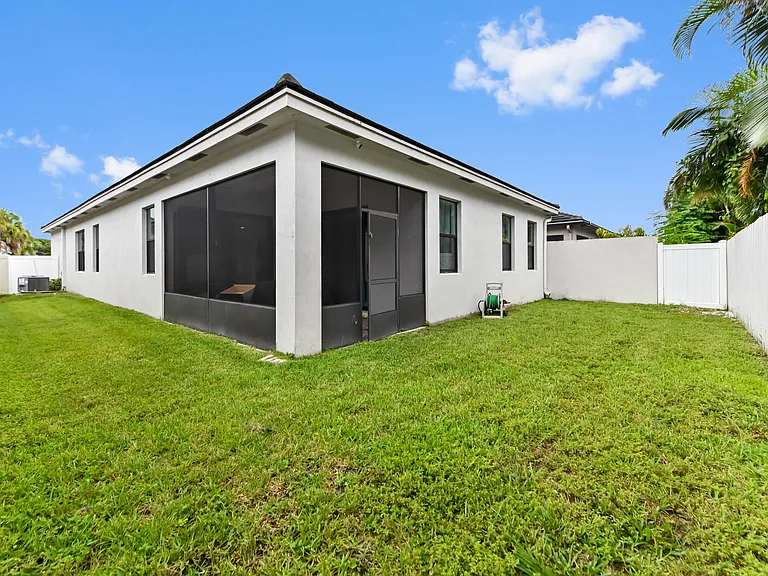 7461 Moonrise Dr — Photo 32