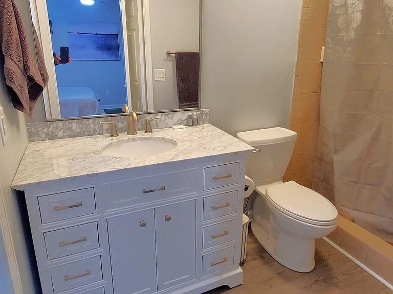 Primary bedroom's bathroom