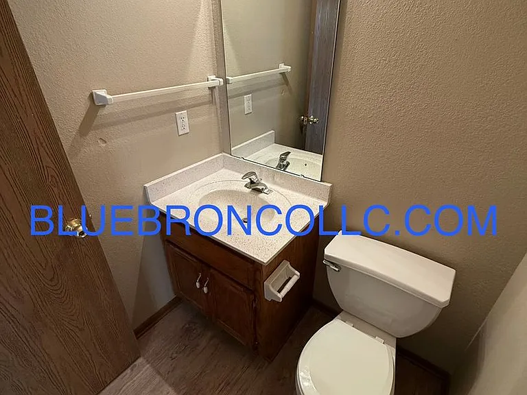 619 Willow Ln #B — Photo 3