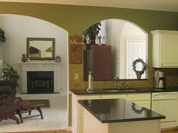 GRANITE KITCHEN, HW Floors Opens to Fam Room