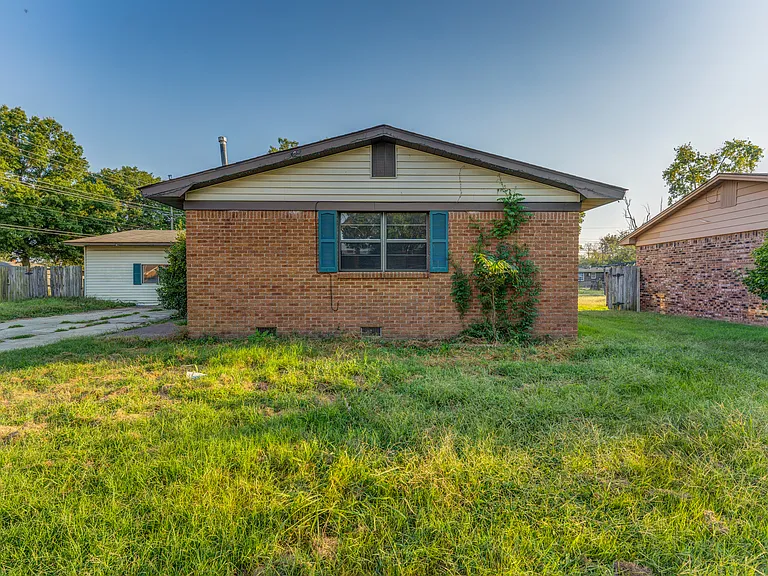 121 E Pecan St — Photo 2