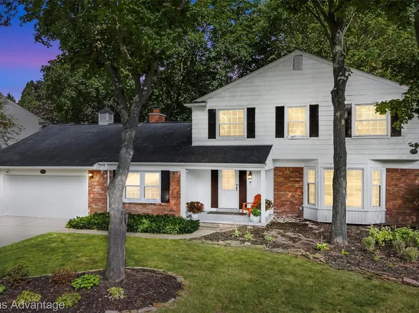 29072 Oak Point Dr, Farmington Hills, MI 48331