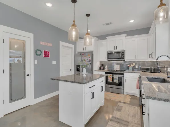 631 E Texas St, Denison, TX 75021