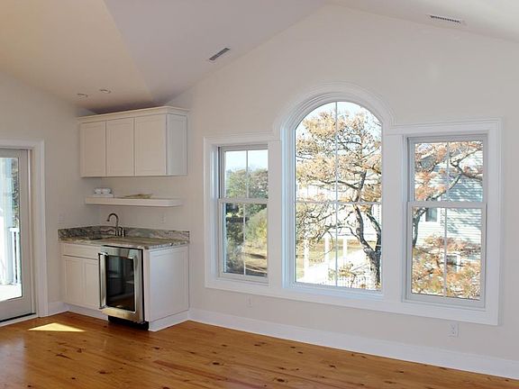 5th image of 208 2nd St