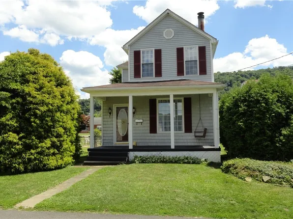 128 Columbia Dr, Chester, WV 26034