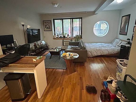 4th image of 609 E 11th St APT 1A