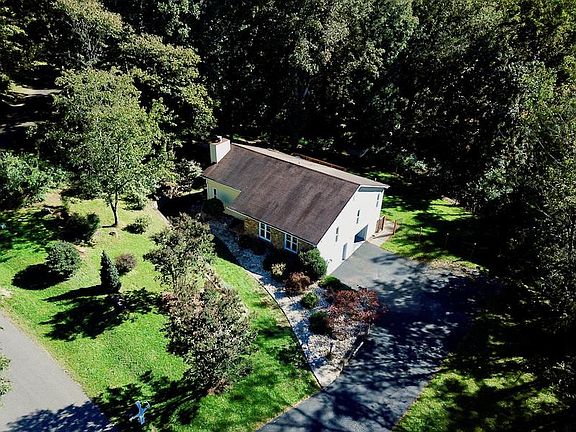 3rd image of 5960 Blackhorse Ln