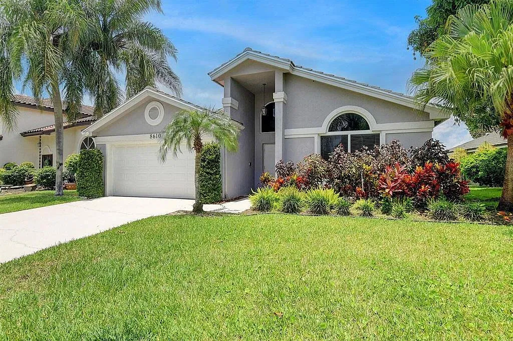 3 bed, 2.0 bath, 1716 sqft, $3,900 — Photo 1